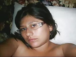 MILF დიდი ძუძუები აძლევს blowjob და იღებს cum მისი პირში