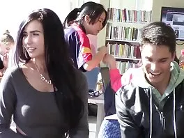 წვრილფეხა ჩვილი, რომელიც გრძელი მამალს იღებს