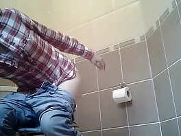 თითებით ვაკაკუნებ ჩემს გვირაბს