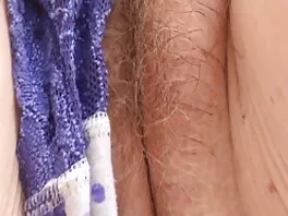 ბეიბი ჩემს მამალზე მიტრიალებს