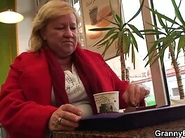 Chubby slut მიღების თავზე მისი როკ მძიმე საყვარელი და Rides მას