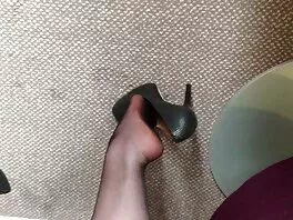 გოგონა ძუძუს წოვს