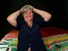 გოგონა აკეთებს ღრმა მინეჯს bdsm– ით