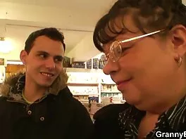 ეგზოტიკური მოზარდი პოზირებს ვებკამერის წინ