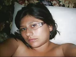 Naughty სკოლის მოსწავლე სწავლობს მამლებს