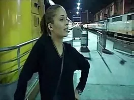 ცხელი შავგვრემანი ულამაზესი ძუძუებით აძლევს მინეტს