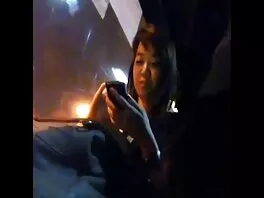 წითელი თავი შეკრული ღრმა ყელის დროს